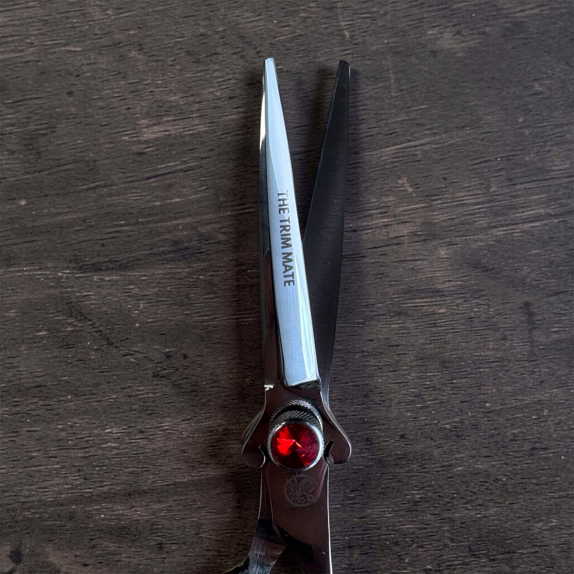 The Trim Mate Dragon Series professional scissors set with hand-sharpened Japanese steel, featuring four high-precision thinning and cutting scissors
